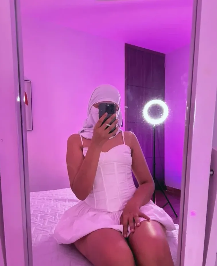 Chaima, 23