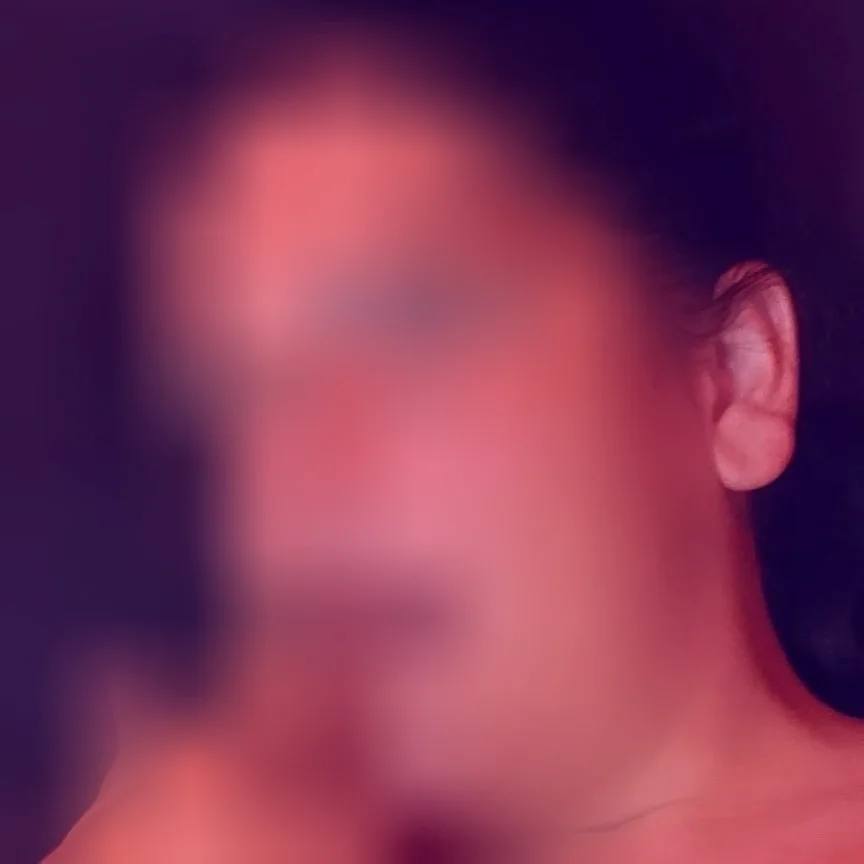 Julie, 28
